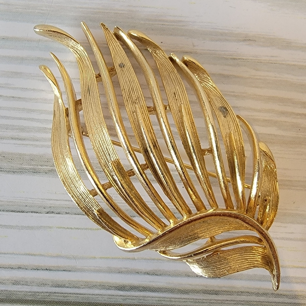 Vintage Lisner Gold Tone Openwork Leaf Feather Brooch Signed 3”